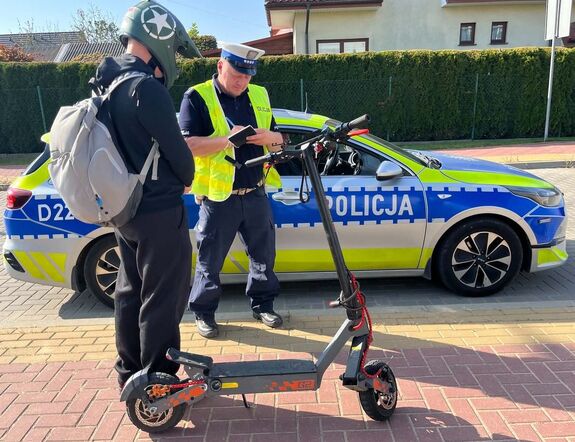 policjant podczas kontroli drogowej kierującego hulajnogą