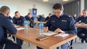 Policjanci rozwiązują testy z wiedzy.