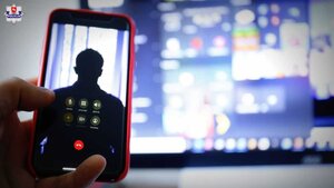 Telefon z wyświetloną sylwetka osoby w tle monitor komutera