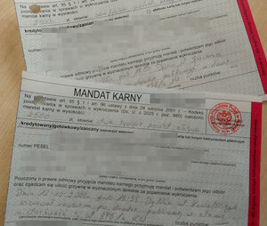 Dwa formularze mandatów karnych wypełnione na kwotę 2500 złotych i sa zanonimizowane