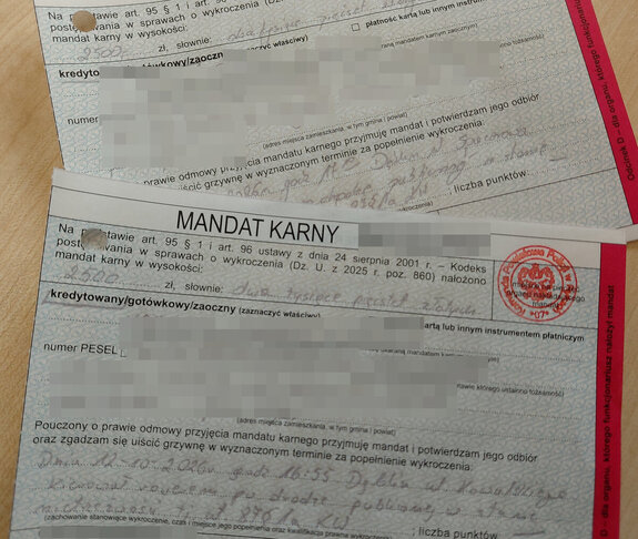 Dwa formularze mandatów karnych wypełnione na kwotę 2500 złotych i sa zanonimizowane