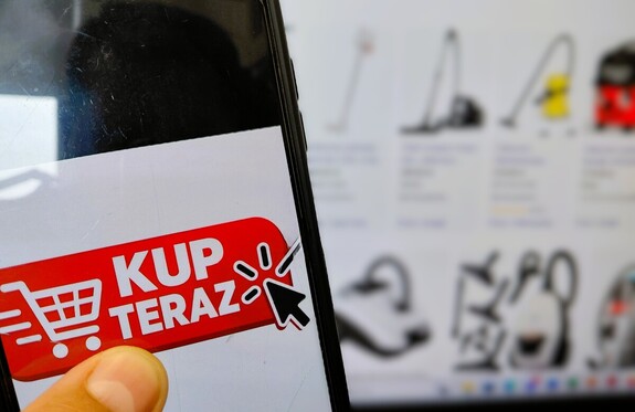 ekran telefonu z ikona kup teraz w tle monitor komutera