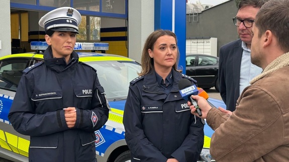 Policjantki podczas brefingu prasowego udzielają wywiadu