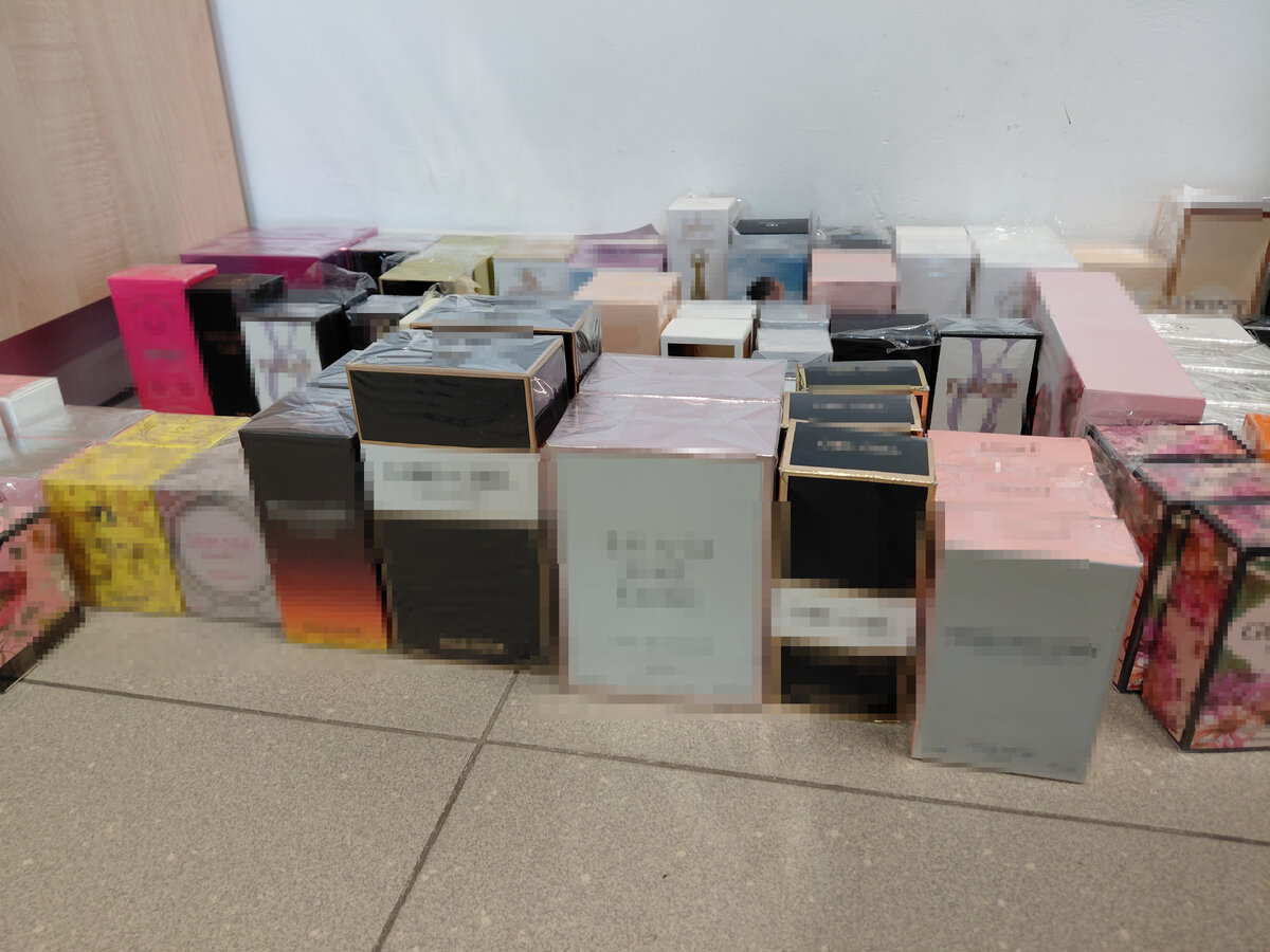 Zatrzymanie kobiety za sprzedaż podrobionych perfum w Rykach