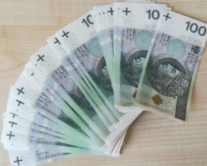 Plik banknotów o nominale 100 zł