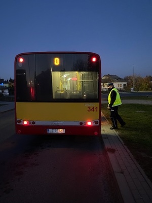 policjant wsiada do autobusu