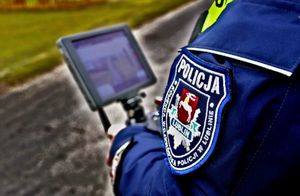 policjant obsługujący drona