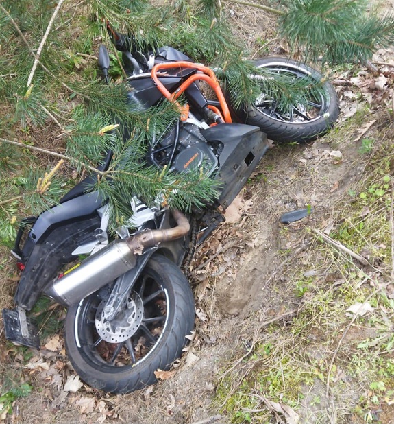 rozbity motocykl leży w rowie